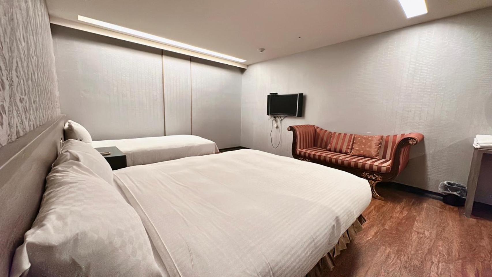 Crystal City Hotel Чжунлі Екстер'єр фото